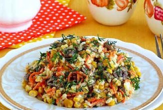 Салат из куриных сердечек и маринованных огурцов с кукурузой