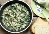 Куриная грудка с грибами и шпинатом