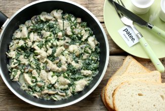 Куриная грудка с грибами и шпинатом