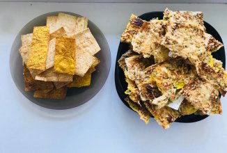 Чипсы из двух видов лаваша с паприкой и сыром )