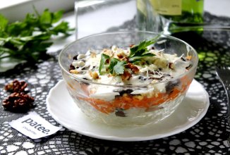 Слоеный салат с копченой курицей и черносливом