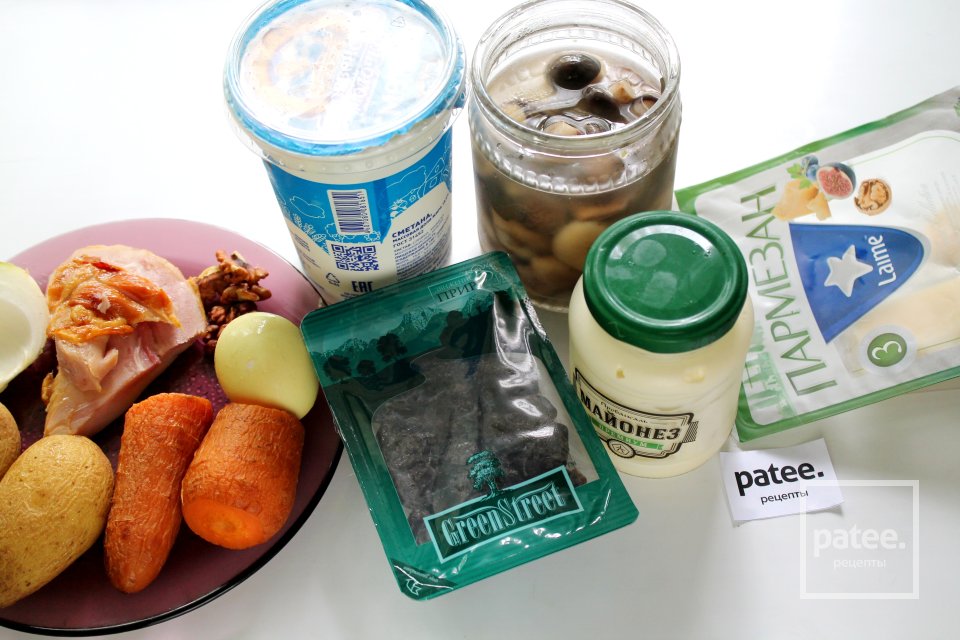 Слоеный салат с копченой курицей и черносливом - Шаг 1