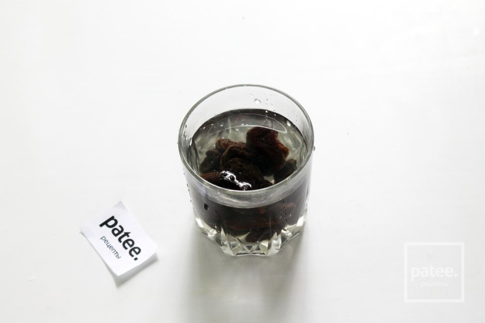 Слоеный салат с копченой курицей и черносливом - Шаг 2