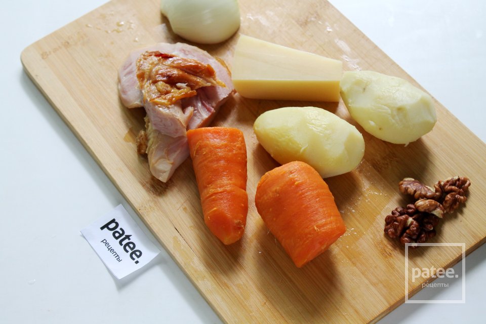 Слоеный салат с копченой курицей и черносливом - Шаг 3