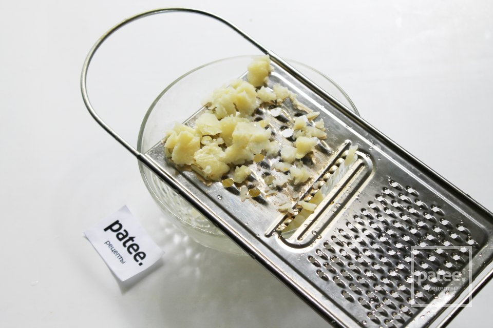 Слоеный салат с копченой курицей и черносливом - Шаг 4