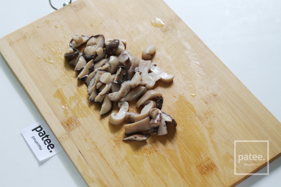 Слоеный салат с копченой курицей и черносливом - Шаг 5