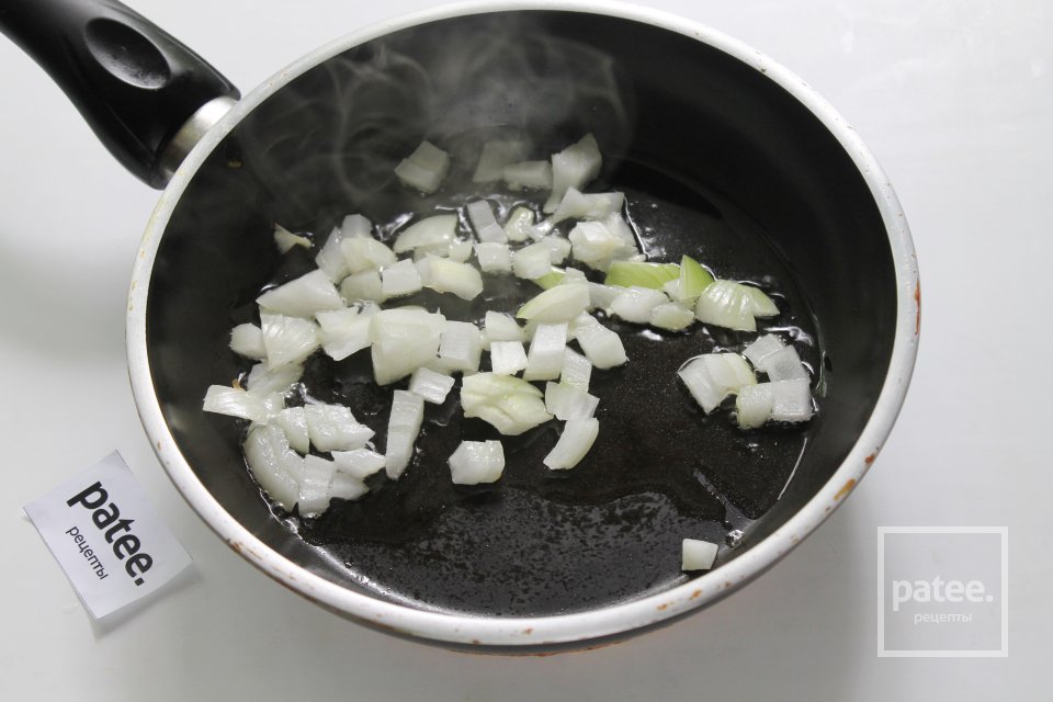 Слоеный салат с копченой курицей и черносливом - Шаг 6