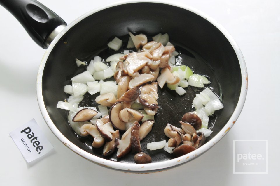 Слоеный салат с копченой курицей и черносливом - Шаг 7