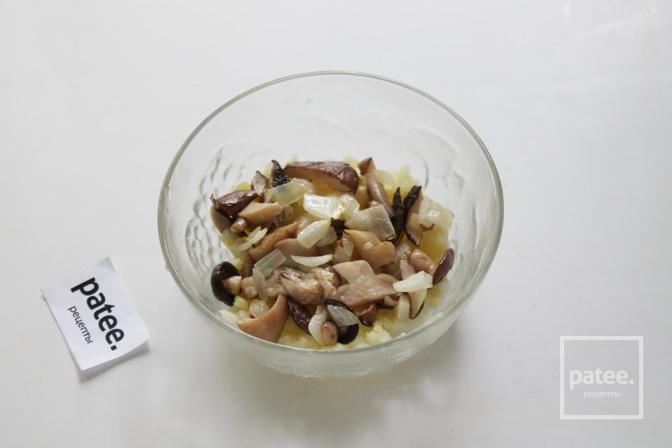 Слоеный салат с копченой курицей и черносливом - Шаг 8