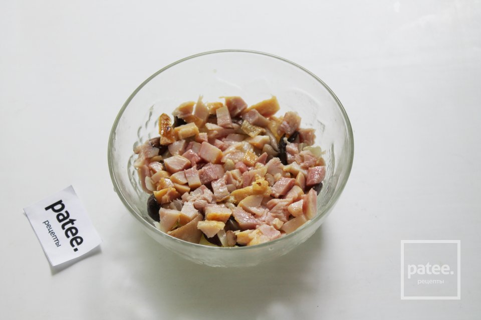 Слоеный салат с копченой курицей и черносливом - Шаг 10