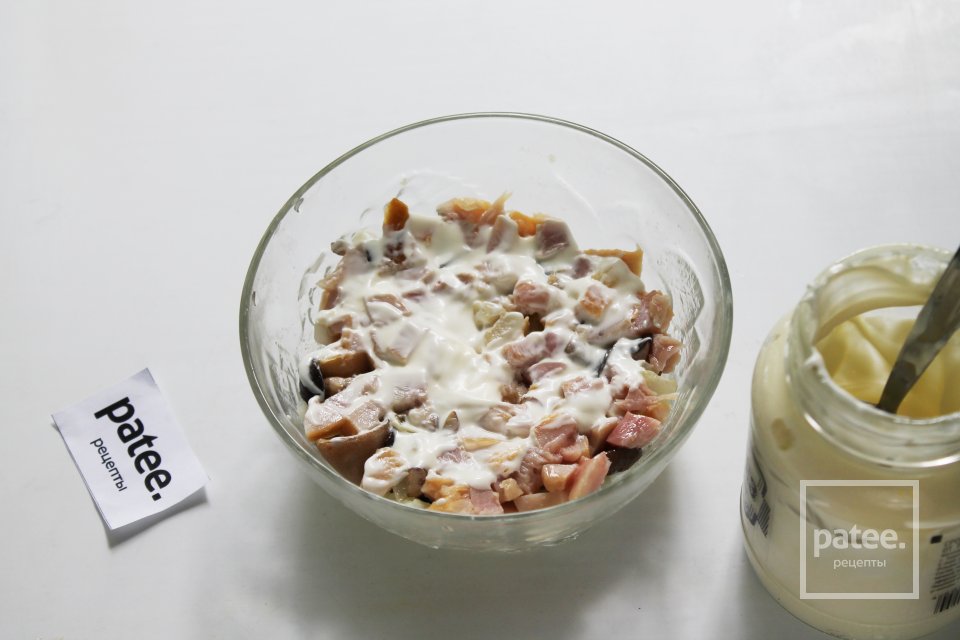 Слоеный салат с копченой курицей и черносливом - Шаг 11