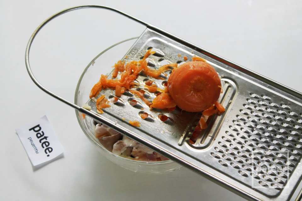 Слоеный салат с копченой курицей и черносливом - Шаг 12