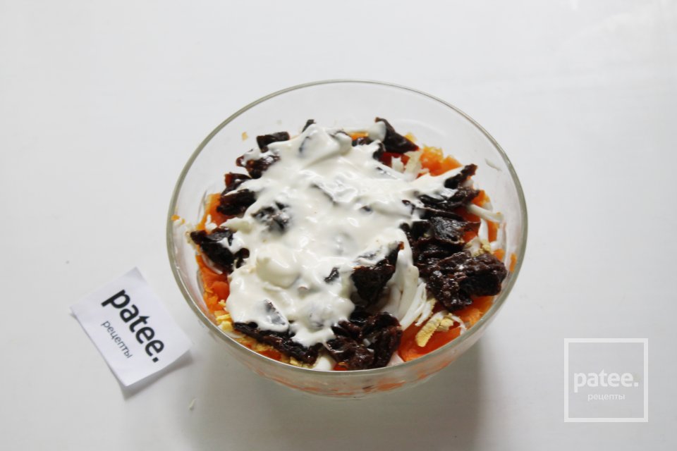 Слоеный салат с копченой курицей и черносливом - Шаг 14