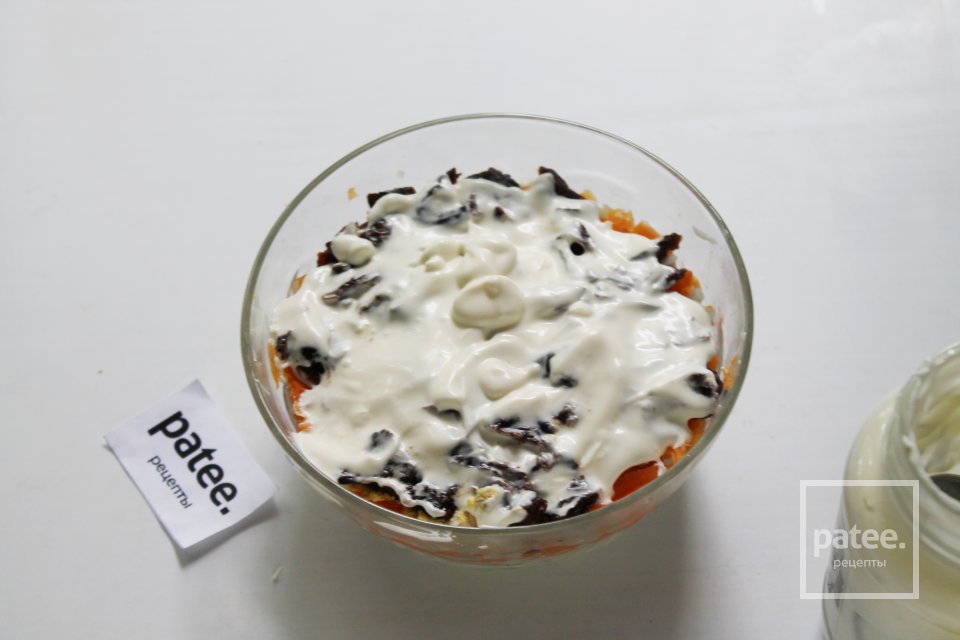 Слоеный салат с копченой курицей и черносливом - Шаг 15