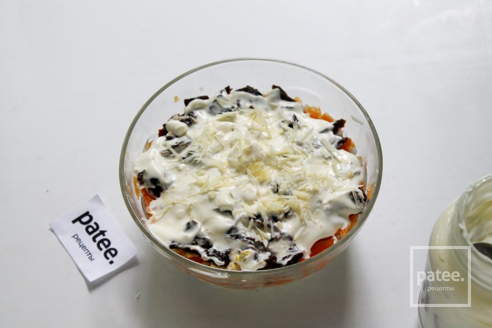 Слоеный салат с копченой курицей и черносливом - Шаг 16