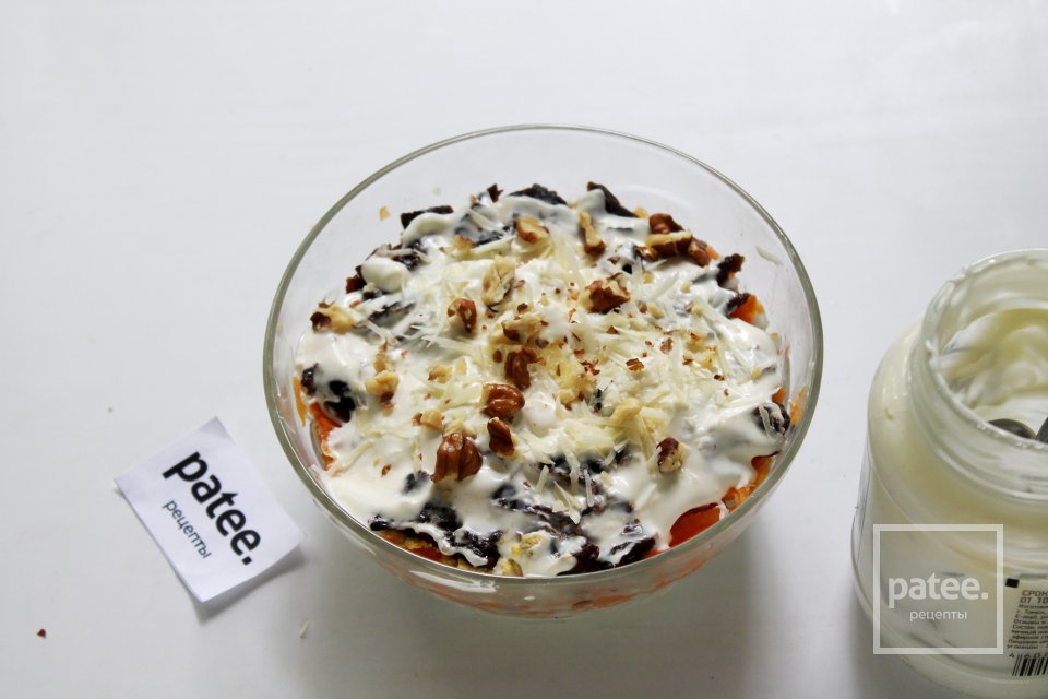 Слоеный салат с копченой курицей и черносливом - Шаг 17