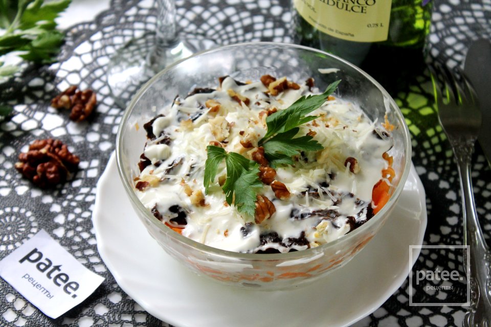 Слоеный салат с копченой курицей и черносливом - Шаг 18