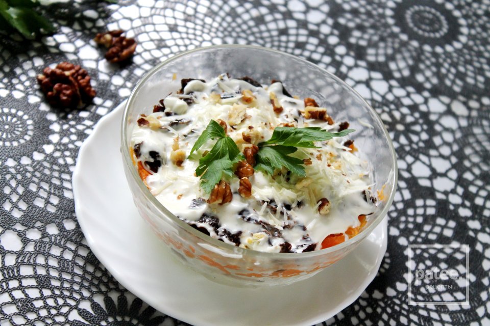 Слоеный салат с копченой курицей и черносливом - Шаг 19