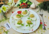 Яйца фаршированные сыром и чесноком