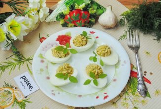 Яйца фаршированные сыром и чесноком
