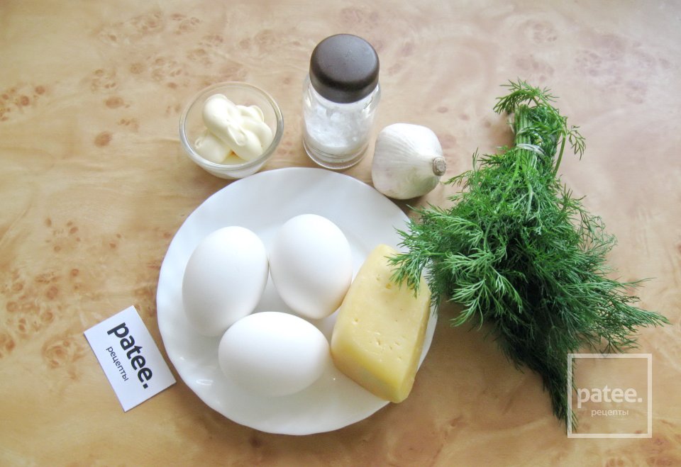 Яйца фаршированные сыром и чесноком - Шаг 1