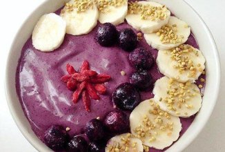 Смузи с порошком из ягод асаи и зелёной гречки.