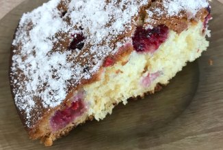 Мокрый пирог с малиной