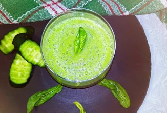 Зелёное смузи с огурцом и авокадо