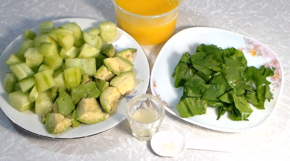 Зелёное смузи с огурцом и авокадо - Шаг 2