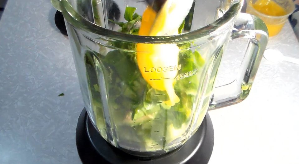 Зелёное смузи с огурцом и авокадо - Шаг 3