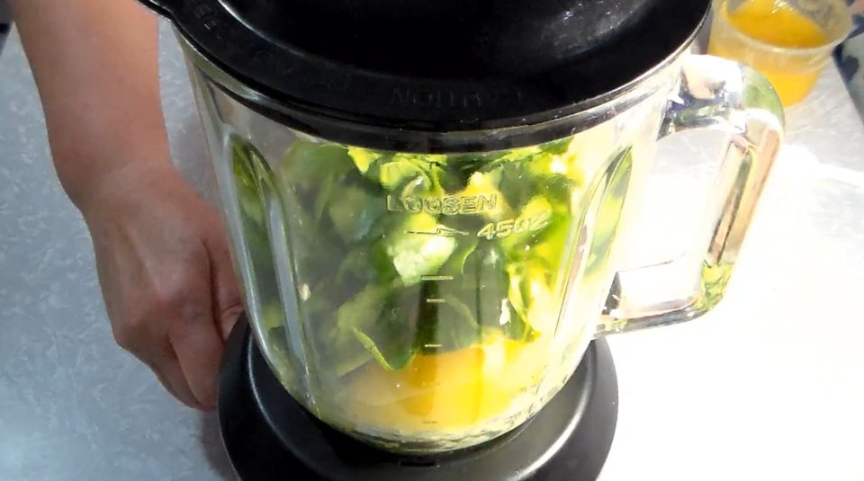 Зелёное смузи с огурцом и авокадо - Шаг 4