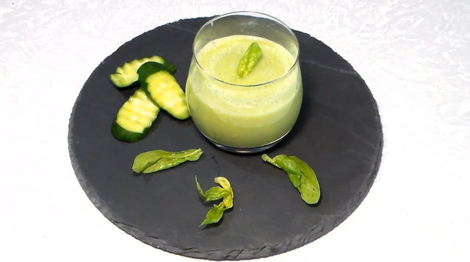 Зелёное смузи с огурцом и авокадо - Шаг 5