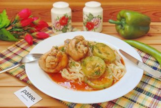 Куриные голени с кабачками в соево-медовом соусе