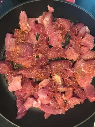 Аппетитные кусочки из свиной вырезки под соусом табаско с макаронами и сыром 👍 - Шаг 2