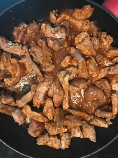 Аппетитные кусочки из свиной вырезки под соусом табаско с макаронами и сыром 👍 - Шаг 3