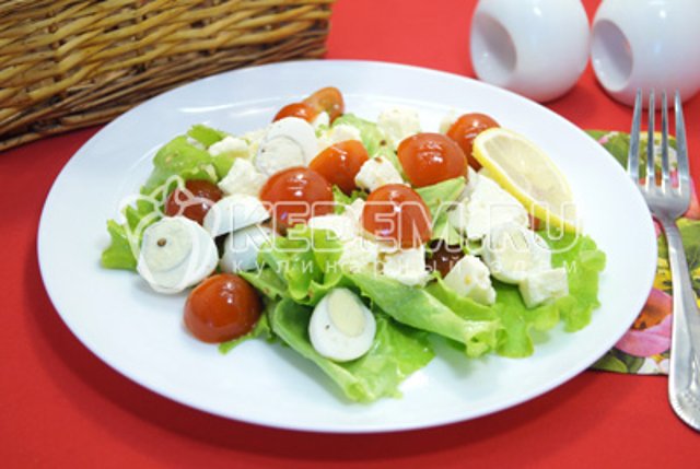 Салат с помидорами,сыром и перепелинными яйцами