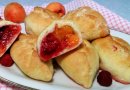 Пирожки с абрикосами и малинкой