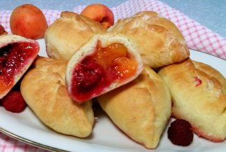 Пирожки с абрикосами и малинкой