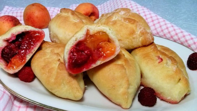 Пирожки с абрикосами и малинкой