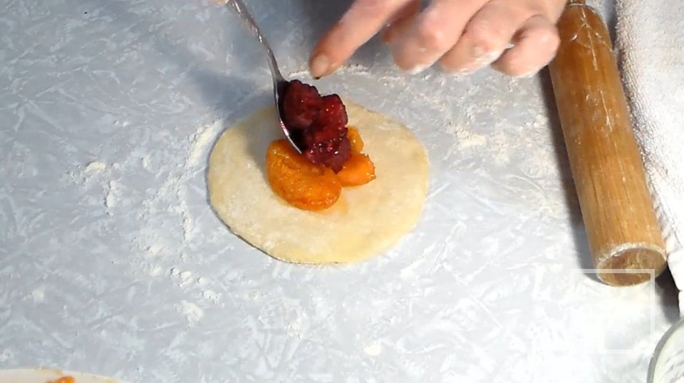 Пирожки с абрикосами и малинкой - Шаг 4