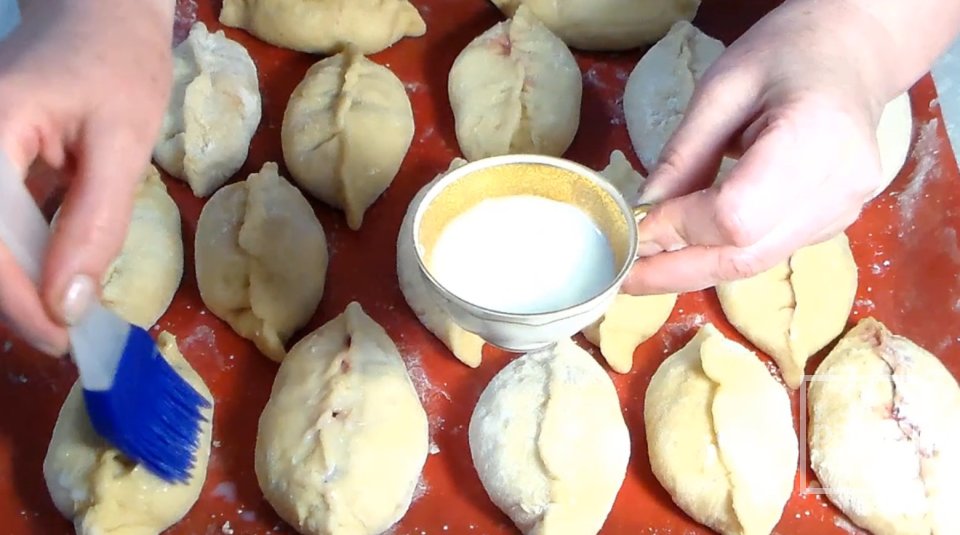 Пирожки с абрикосами и малинкой - Шаг 6