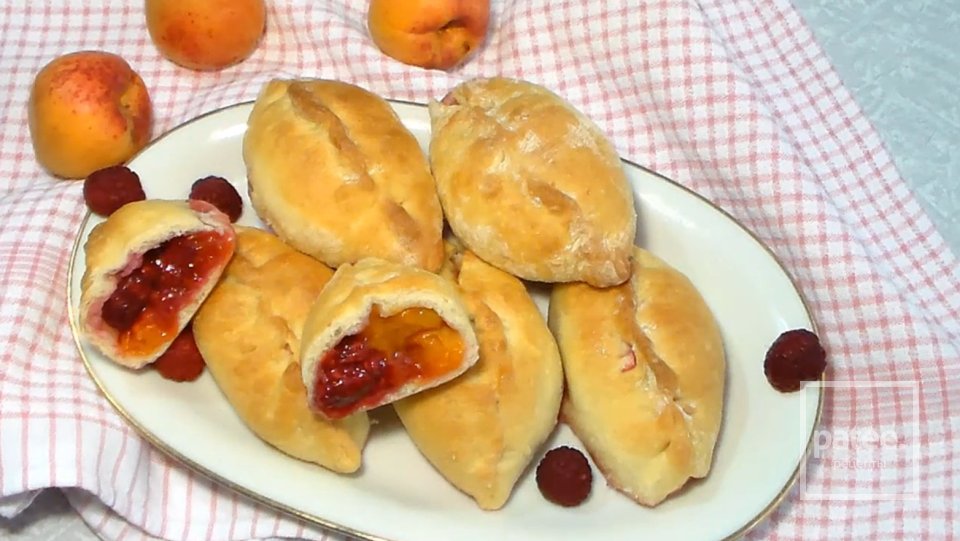 Пирожки с абрикосами и малинкой - Шаг 7