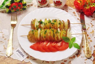 Оригинальный картофель на шпажках в духовке