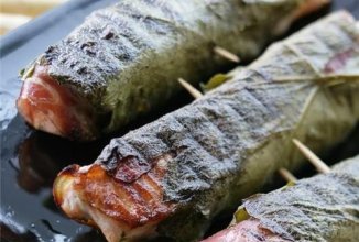 Семга в виноградных листьях на гриле