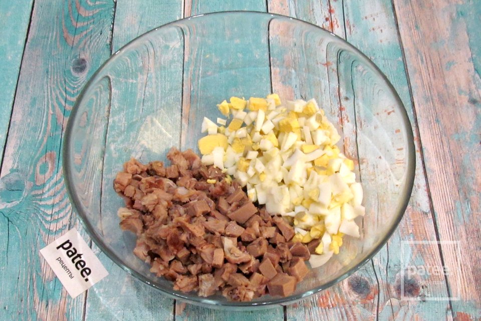 Салат с языком и маринованными грибами - Шаг 4