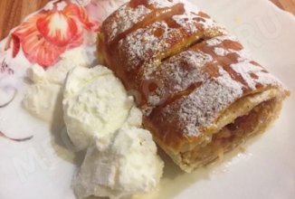 Яблочный рулет из слоеного теста