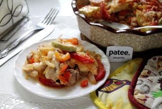 Свинина, запечённая с овощами и острым соусом