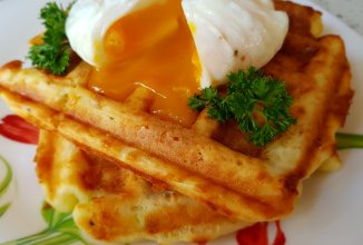 Сырные вафли с яйцом пашот