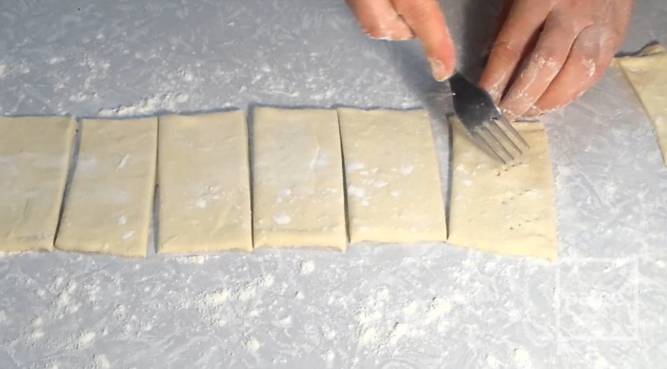 Слойки с клубникой и сливочным кремом - Шаг 2