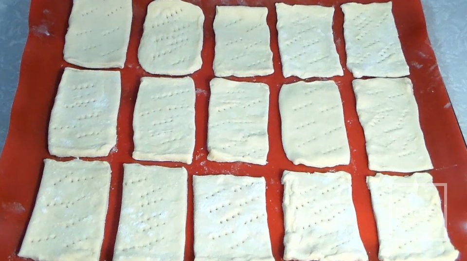 Слойки с клубникой и сливочным кремом - Шаг 3